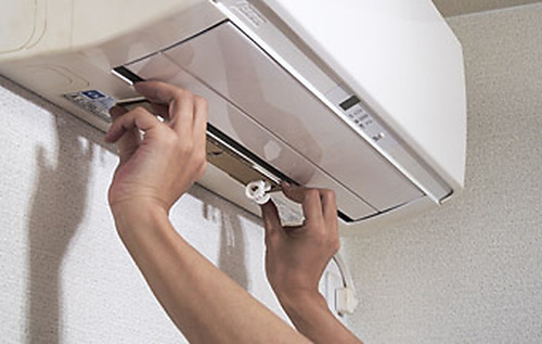 壁掛形エアコンへの取り付け方法1